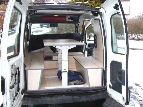 Von hinten mit offener Tür