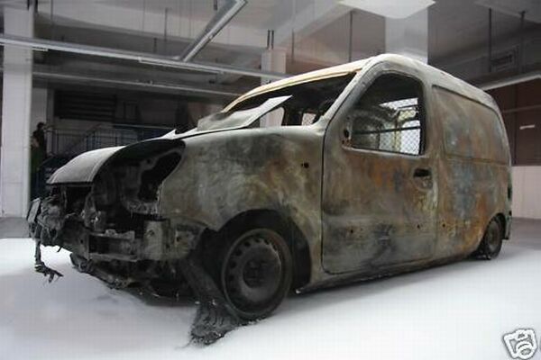 Ausstellung von Marwin Rüffer „Auto, verkürzt“ (vorne links)